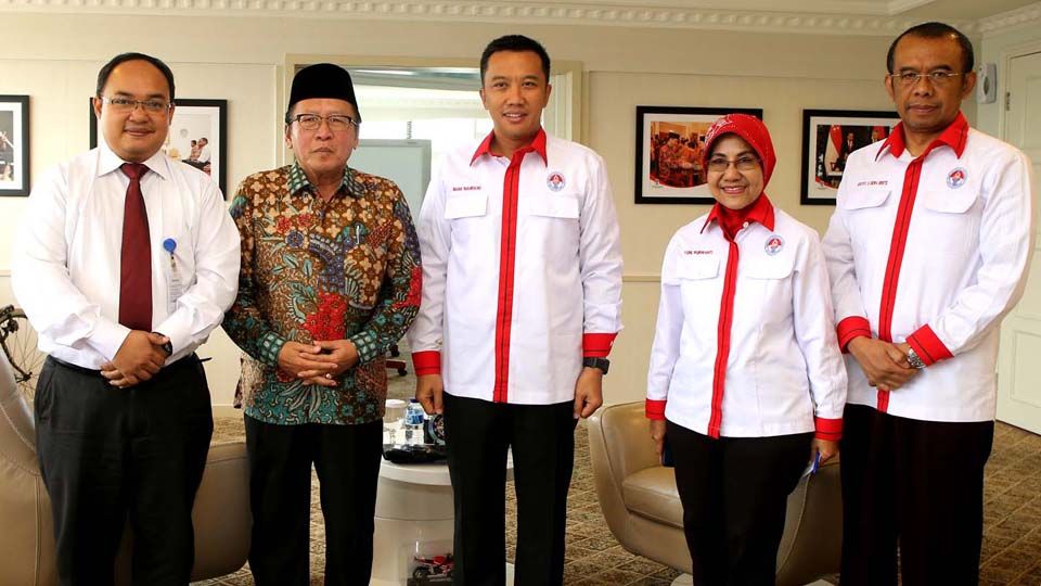 Menpora Imam Nahrawi saat menerima Dubes RI untuk Libanon Achmad Chozin di Kantor Kemenpora Jakarta, Senin (14/11). Copyright: &copy; Kemenpora